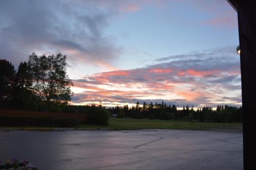 a sunset over a parking lot with a parking lot at Auberge Godard in Nominingue
