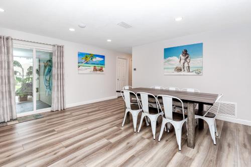 Fotografie z fotogalerie ubytování Modern Home, Heated Pool, Close to Beaches! v destinaci Tarpon Springs