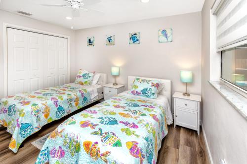 En eller flere senge i et værelse på Modern Home, Heated Pool, Close to Beaches!