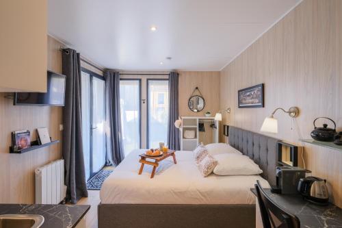 une chambre avec deux lits et une table dans l'établissement Les Suites d'Aliénor-Suite Mimosa, à Pessac