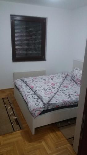 Un pat sau paturi într-o cameră la APARTMAN MIKA