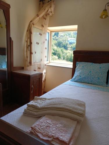 Katil atau katil-katil dalam bilik di Casa do Palheiro