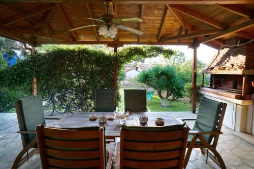 Κήπος έξω από το Edem Seaside Villa