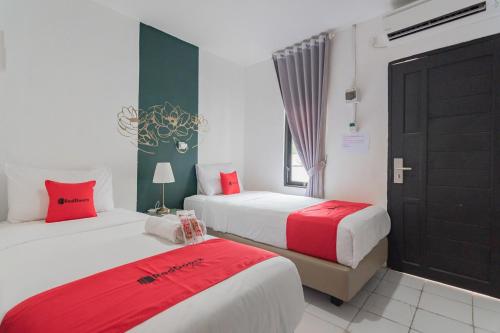 Ένα ή περισσότερα κρεβάτια σε δωμάτιο στο RedDoorz At Sani Guest House Balikpapan