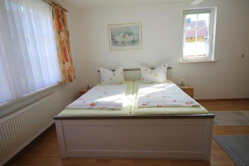 Una cama o camas en una habitación de Haus Bodesprung