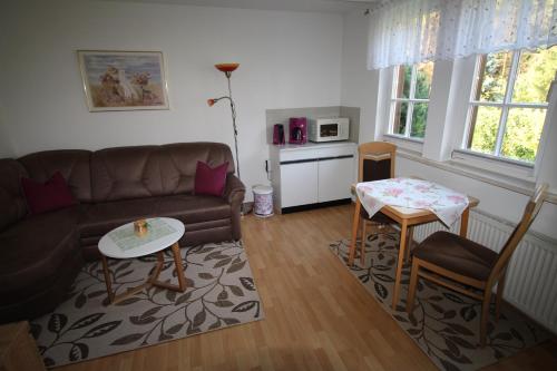 sala de estar con sofá y mesa en Haus Bodesprung en Schierke