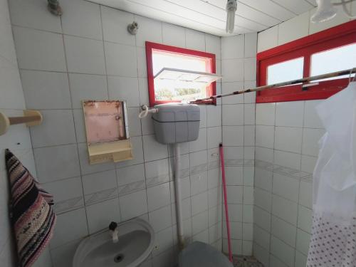 
A bathroom at Pousada Colibris
