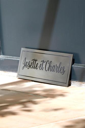 a sign that says josie at charters sitting on the floor at L Amourier chambres charme et confort avec Jacuzzi ou baignoire XXL in Saint-Hippolyte-du-Fort