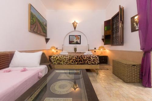 Habitación de hotel con cama y sofá en Riad Wardate Rita, en Marrakech