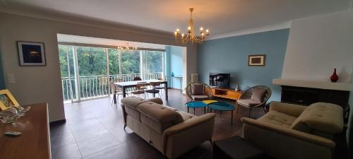 - un salon avec des canapés et une salle à manger dans l'établissement MAISON APPARTEMENT LA BAULE LES PINS, à La Baule