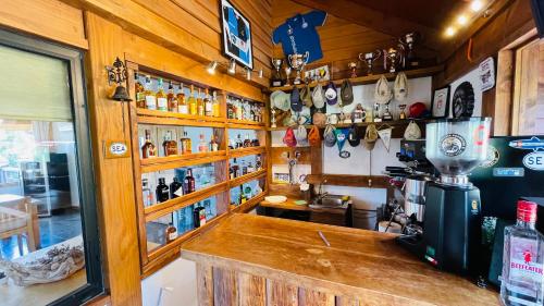 een bar met een aanrecht in een kamer bij Cinco Ríos Lodge in Coihaique
