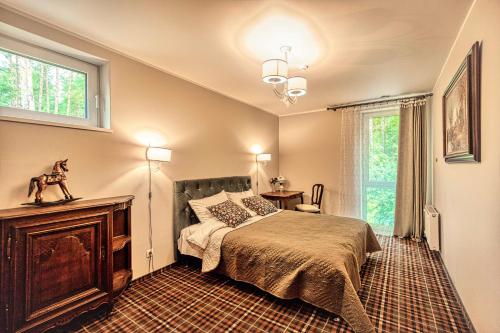 a bedroom with a bed and a window at Vilhelmhaus in Dėdeliškės