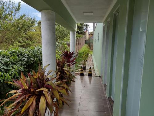 Taman di luar Recanto Elohim
