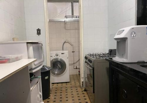uma cozinha com uma máquina de lavar roupa e uma máquina de lavar roupa em Apartamento Alameda Santos - By Capsula Hotel em São Paulo