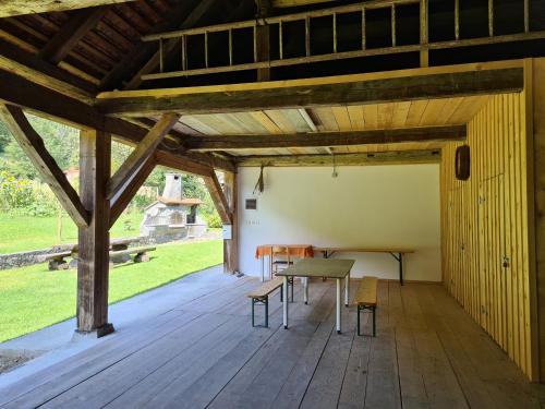Pokój ze stołem i krzesłami na drewnianej podłodze w obiekcie Apartment Vintgar w mieście Slovenska Bistrica