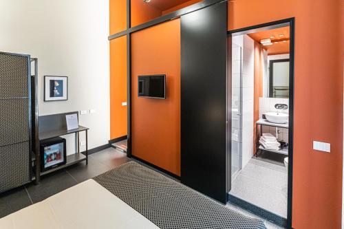 a bathroom with an orange and black door at Cuevas Home Relais in Naples