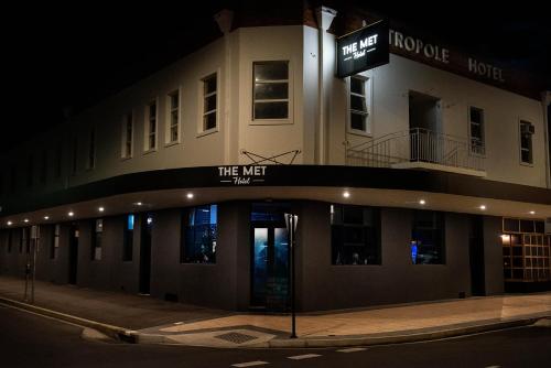 a building with a sign that reads the met at night at The Met Hotel in Toowoomba