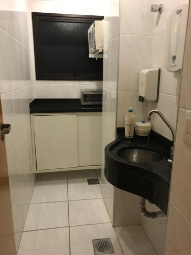 Bilik mandi di Condomínio Flat Piemonte