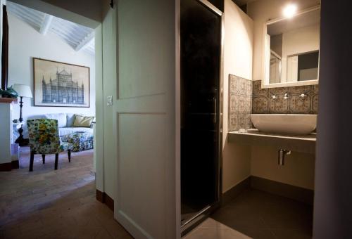 uma cozinha com um lavatório e uma bancada em San Martinello em Perugia