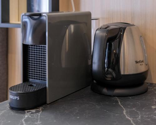 a toaster sitting on top of a kitchen counter at Les Suites d'Aliénor-Suite Mimosa in Pessac