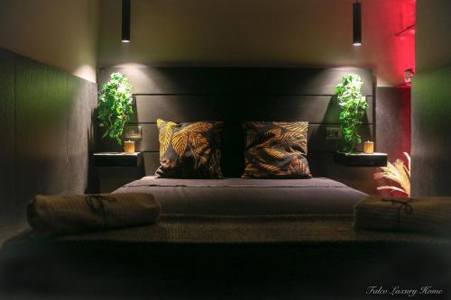 ナポリにあるFalco Luxury Homeのベッドルーム1室(植物2本が置かれたベッド1台付)