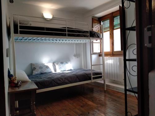 1 dormitorio con 2 literas y escritorio en La Borda de Quevedo en Biescas
