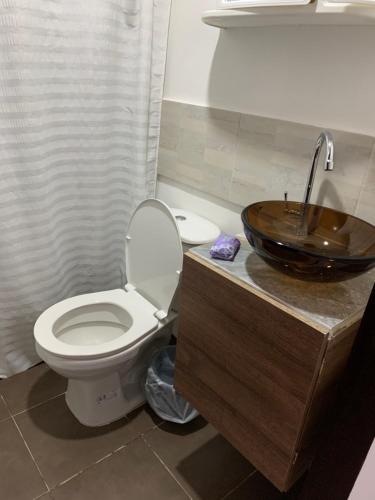 y baño con aseo y lavamanos. en Apartaestudio de la 80 por el Titán Plaza 101 en Bogotá