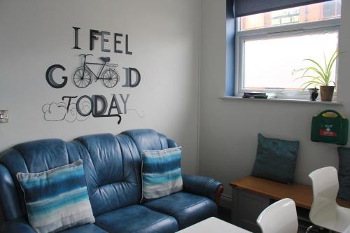 un salon avec un fauteuil en cuir bleu et un panneau de vélos dans l'établissement Contractor friendly from 'TOBS Norwich', à Norwich