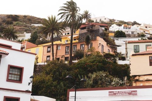 a view of a city with palm trees and buildings at Casa rural El Hornillo in Vallehermoso