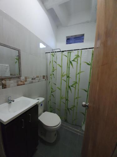 uma casa de banho com um WC e um chuveiro com bambu em Apartamento Turistico Luna del Mar em San Andrés