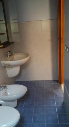 baño con 2 aseos y lavamanos en Casa indipendente a pochi passi dal mare, en Bova Marina