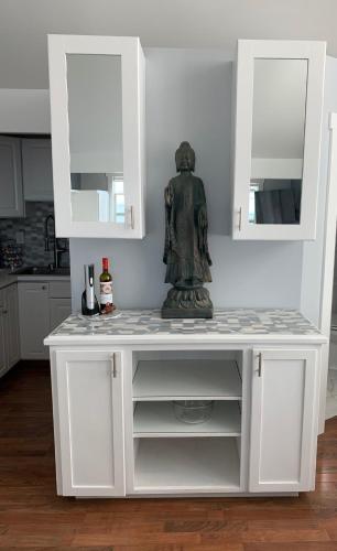 a statue sitting on a counter in a kitchen at Dungeness Barn House Bed and Breakfast at Two Crows Farm in Sequim