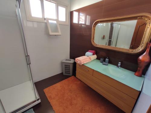 La salle de bains est pourvue d'un lavabo et d'un miroir. dans l'établissement Villa Telo, à Funchal