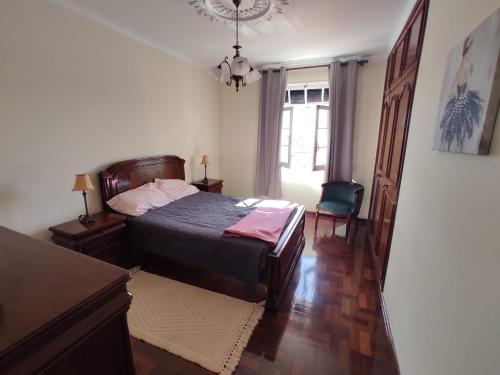 - une chambre avec un lit, une chaise et une fenêtre dans l'établissement Villa Telo, à Funchal