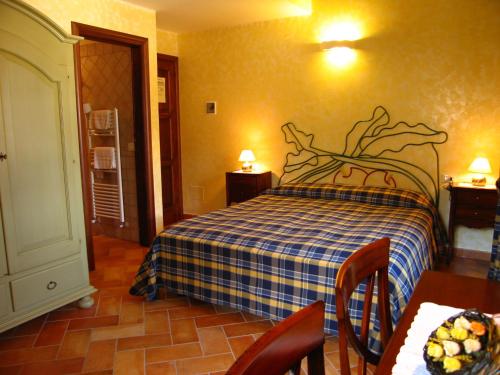 a bedroom with a bed and a table and chairs at La Dimora di d'Annunzio in Scanno