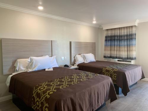 En eller flere senge i et værelse på Mojave Inn