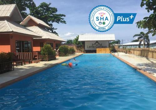 uma piscina no spa do resort shka em Lanta Cottage - SHA Plus em Ko Lanta