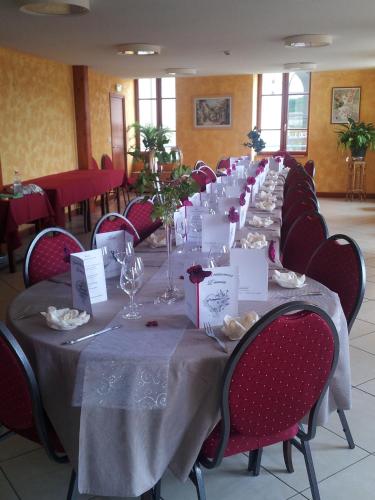 Imagen de la galería de Hôtel Restaurant L'Ecrevisse, en Thizy-les-Bourgs