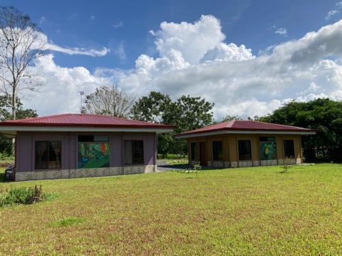 ein kleines Haus auf einem Feld neben einem Hof in der Unterkunft Casitas Joys & Leo - Rana in Santa Rita