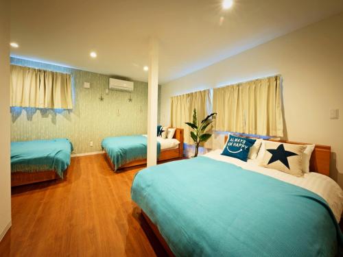 1 Schlafzimmer mit 2 Betten in einem Zimmer mit Holzböden in der Unterkunft Sapporo - Apartment - Vacation STAY 7940 in Sapporo