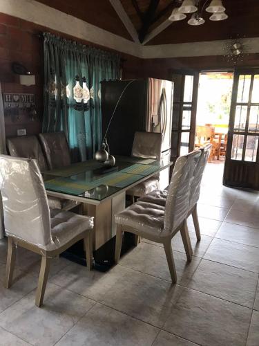 a table and two chairs in a room at Hermosa Cabana con bonito Jardin y piscina en la Mesa de los Santos in Los Curos