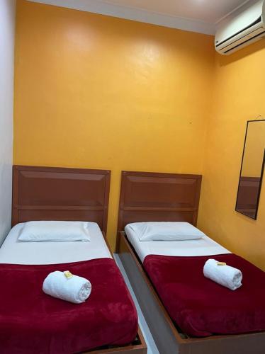 Postel nebo postele na pokoji v ubytování Samudera Hotel