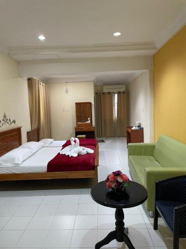 Postel nebo postele na pokoji v ubytování Samudera Hotel
