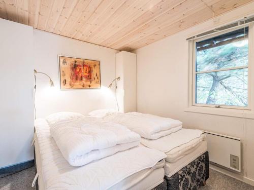 2 camas en una habitación con ventana en Holiday home Nørre Nebel LIX, en Nørre Nebel