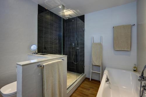 Phòng tắm tại Luxurious apartment in Puente Romano, Marbella (Golden Mile)