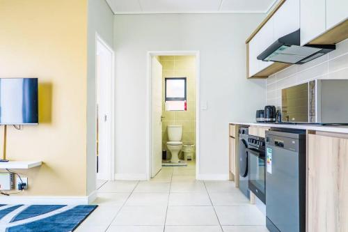 Η κουζίνα ή μικρή κουζίνα στο Insaka's 3 The Reid Apartment - Sandton