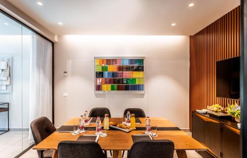 a dining room with a table and chairs at Roxon Urban Ramat Gan in Ramat Gan
