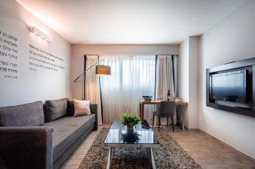 a living room with a couch and a table at Roxon Urban Ramat Gan in Ramat Gan