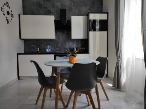 - une salle à manger avec une table et des chaises dans l'établissement Apartament w stylu loft, à Jelenia Góra