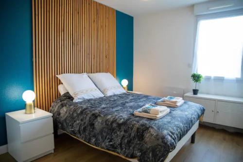 sypialnia z łóżkiem z dwoma ręcznikami w obiekcie LES 2 LIONS moderne confort proche transports w Tours